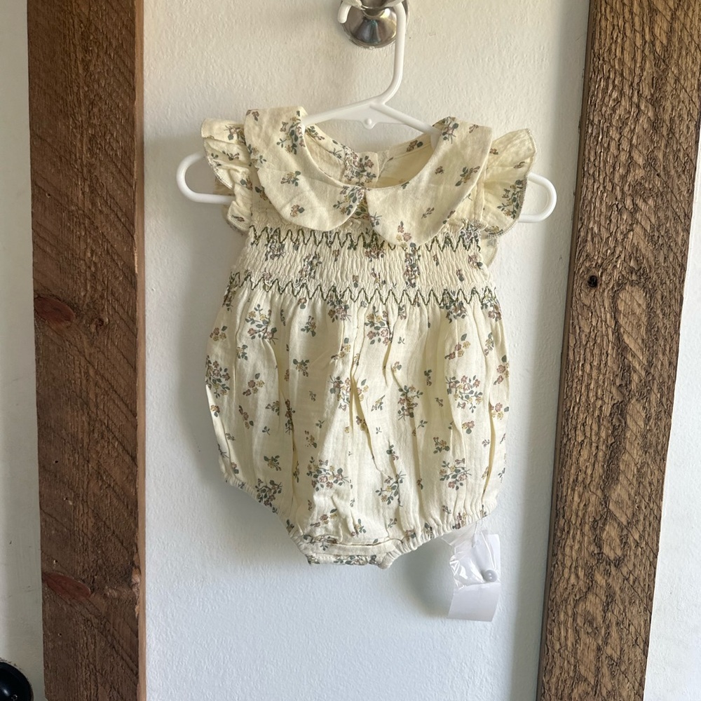 New Boutique Ruffle Floral Romper Smocked Boho Vintage Style - Picture 6 of 11